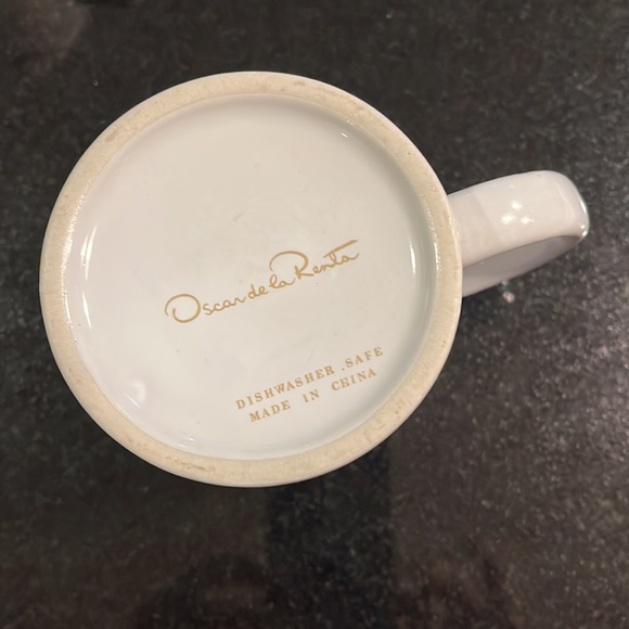 Oscar de la Renta Coffee Mugs. Gold and White designer swirls. Set of 4. - Picture 7 of 9